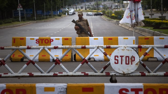 A Pakistani soldier stands guard behind a barrier in a check point in Islamabad, Pakistan, Monday, June 15, 2009. Police in Peshawar recently arrested U.S. diplomats transporting weapons in Pakistan. (AP Photo/Emilio Morenatti)