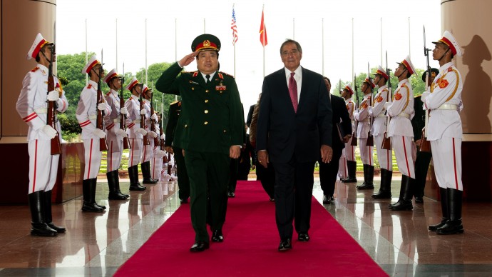 US Secretary of Defense Leon Panetta (R) participates in an arrival ceremony with Vietnam Minister of Defense Phung Quang Thanh at the Ministry of Defense in Hanoi, Vietman, June 4, 2012. (AFP PHOTO/POOL/Jim Watson)