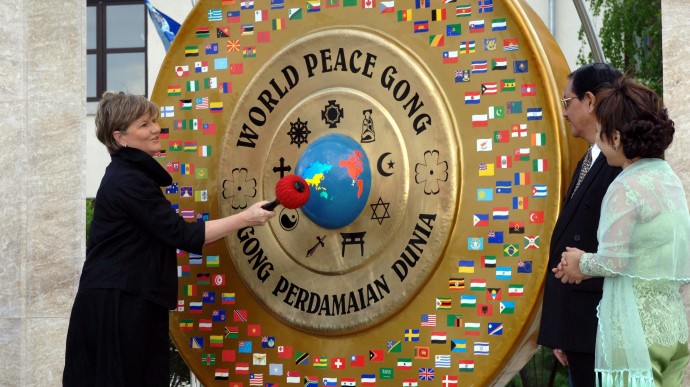 Inaugurating it, Speaker of Hungarian Parliament Katalin Szili, left, strikes the World Peace Gong in Goedoelloe, 30 kms northeast of Budapest, Hungary, Friday, May 2, 2008, in the presence of Indonesia's Ambassador to Hungary. (AP Photo, MTI/Attila Kovacs)