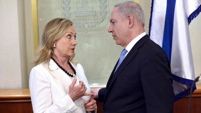 US Secretary of State Hillary Clinton, left, Israeli Prime Minister Benjamin Netanyahu talk in Jerusalem, Israel, Monday, July 16, 2012. (AP Photo/Brendan Smialowshi, Pool)