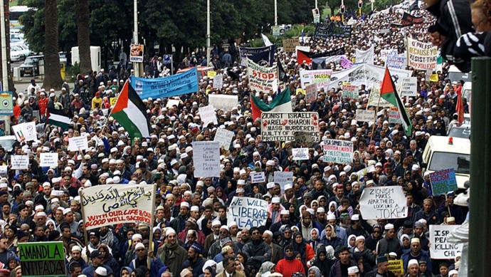 Thousands of people participate in an anti-Israel march in Cape Town, South Africa, Tuesday, Aug. 21, 2001. (AP Photo / Obed Zilwa)