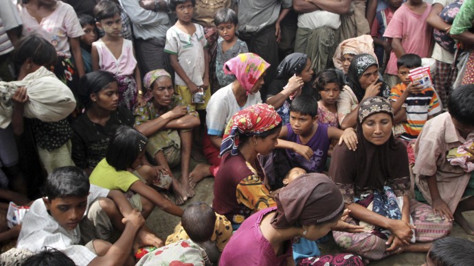Muslims take refuges at Thae Chaung refugees camp in Sittwe, Rakhine State, western Myanmar, Sunday, Oct.28, 2012. (AP Photo/Khin Maung Win)