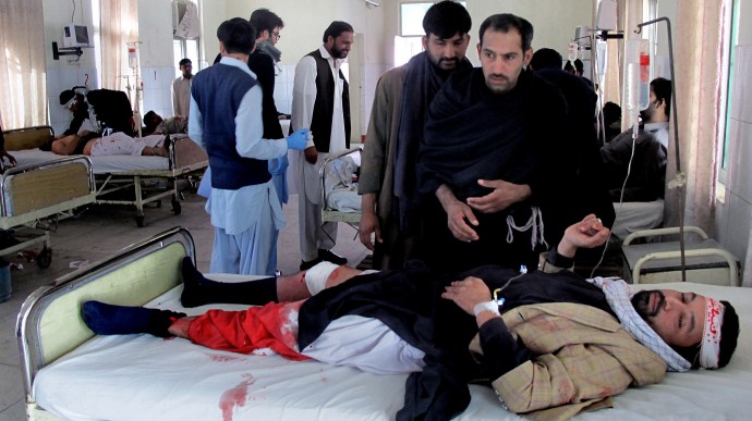 Injured victims of a bomb blast are treated at a local hospital in Dera Ismail Khan, Pakistan, Sunday, Nov. 25, 2012. (AP Photo/Ishtiaq Mahsud)