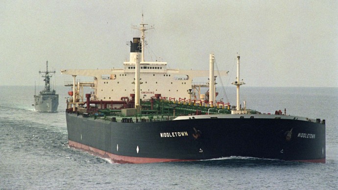 A U.S. warship escorting a reflagged laden Kuwaiti oil tanker out of the Gulf in January 1988. (Photo Norbert Schiller)
