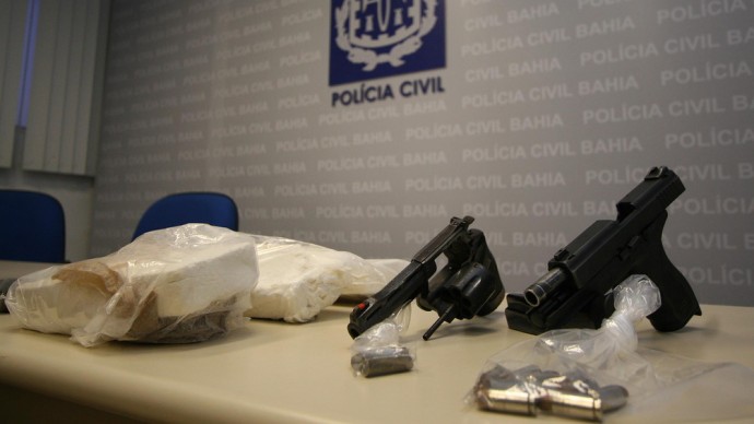 A .38 revolver, a pistol, 50 grams of marijuana, 4.4 kilograms of cocaine, 20 rocks of crack and a Corsa vehicle were seized in an undercover operation in Sao Paulo, Brazil. (Photo by Secom Bahia via Flikr)